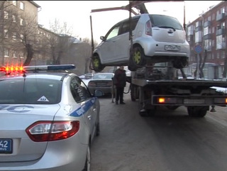 В Кузбассе эвакуируют транспорт, мешающий уборке снега