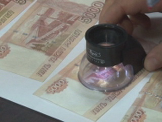 В Кузбассе пенсионерка пыталась пополнить банковский счет купюрами «банка приколов»
