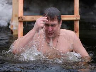 Более 13 тысяч жителей Кузбасса приняли участие в крещенских купаниях