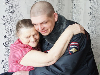 В Кемеровской области полицейский спас людей на пожаре