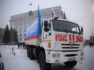Пять тысяч кузбассовцев торжественно проводили колонну с гуманитарным грузом в Донбасс