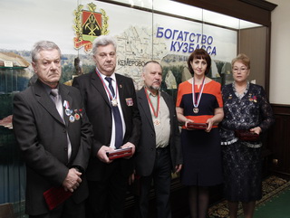 Губернатор Аман Тулеев вручил областные награды работникам жилищно-коммунального хозяйства