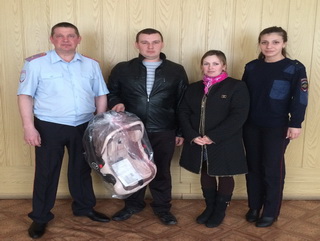 Многодетной семье из Кемеровской области вручили детское автокресло