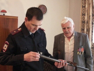 В Кузбассе полицейские посетили старейшего в городе владельца оружия