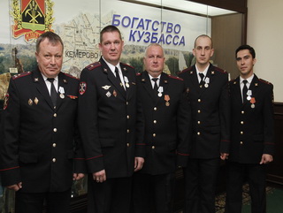 В Кузбассе вручены областные награды полицейским, ликвидировавшим склад фальсифицированного алкоголя