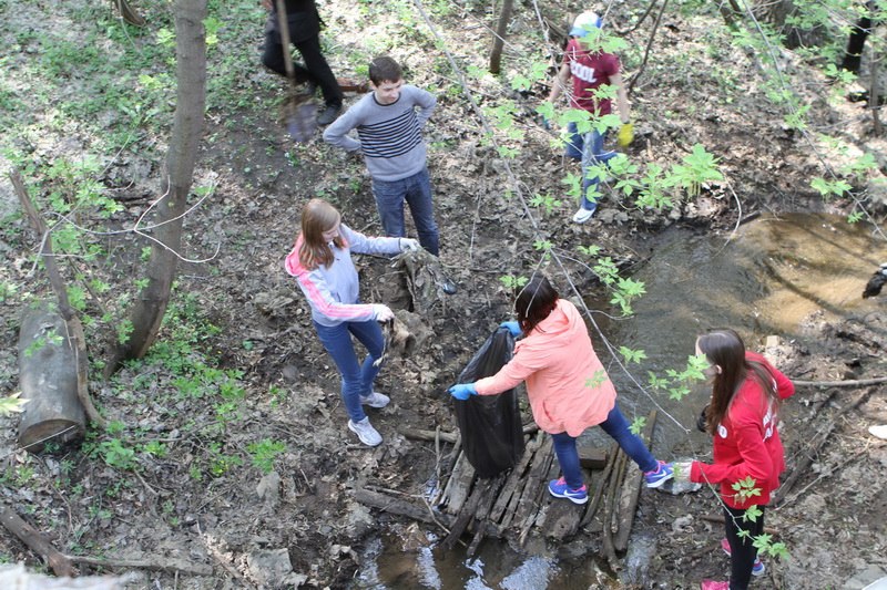 Кемеровские школьники очистили берега реки Евсеевка
