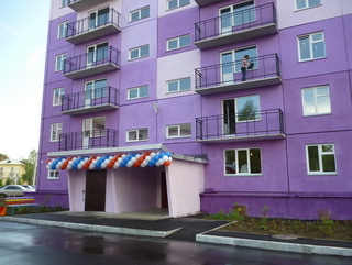 В Осинниках Кемеровской области переселенцы получили квартиры в девятиэтажной новостройке 
