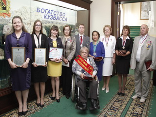 В День социального работника награды получили 10 кузбассовцев 