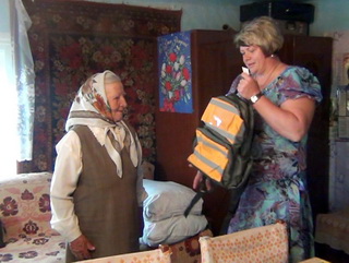 В селе Судженка Яйского района клиенты центра соцобслуживания получили «тревожные рюкзаки»