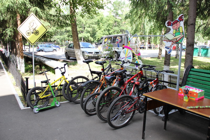 Возле кемеровской областной библиотеки для детей и юношества открылась велопарковка