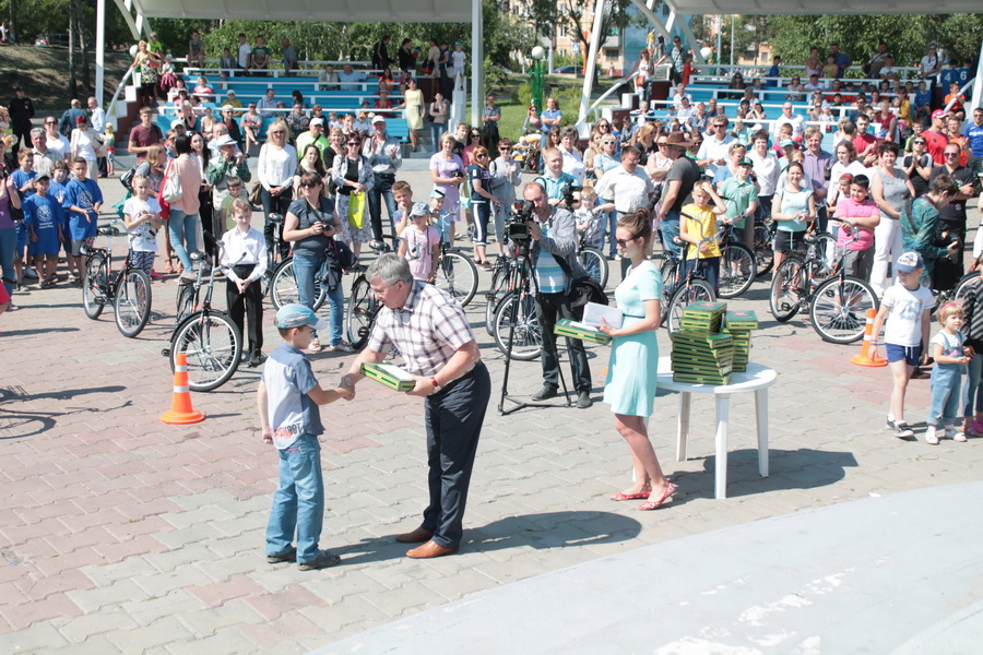 В городах и районах Кузбасса продолжается вручение бесплатных велосипедов детям из многодетных и малообеспеченных семей