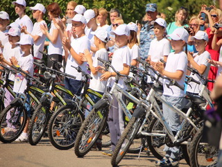 Аман Тулеев вручил кузбассовцам 500 пар палок для скандинавской ходьбы и 100 велосипедов 