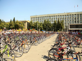 В Кемерово состоялось самое массовое вручение велосипедов по программе «1000 велосипедов - детям Кузбасса»