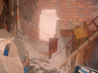 В Кузбассе злоумышленники совершили кражу, проломив кирпичную стену 