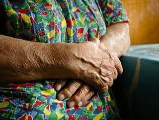 В Кемеровской области полицейские вернули домой пожилую женщину, потерявшую память 