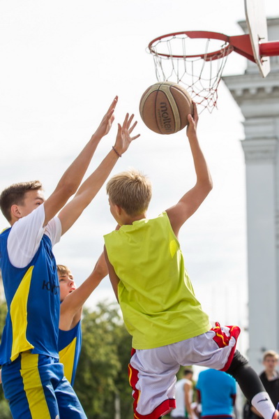 За победу в баскетбольном турнире «Оранжевый мяч-2015» поборолись 76 кузбасских команд