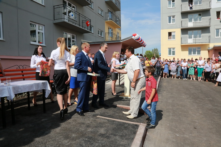 В Полысаеве Кемеровской области переселенцы из аварийного жилья получили квартиры 