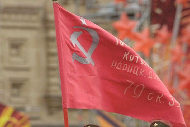 Участники автомарша «Наша Великая Победа» развернули копию Знамени Победы в «Республике беспокойных сердец»