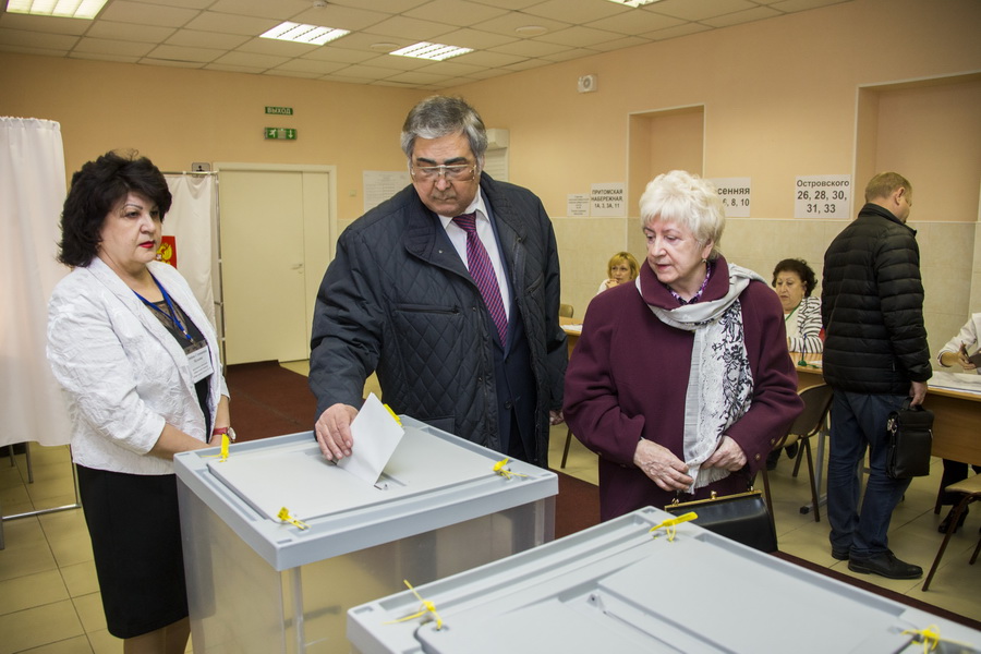 Семья Тулеевых проголосовала на выборах губернатора Кемеровской области