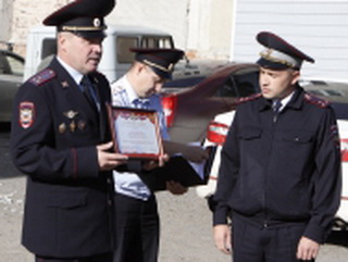В Кемерово награждены полицейские, которые по горячим следам раскрыли вооруженное разбойное нападение на магазин