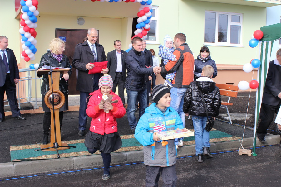 Переселенцы из аварийного жилья и дети-сироты отпраздновали новоселье в Мысках