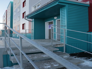 В Кемерово дети-сироты и переселенцы из аварийных бараков получили квартиры в новом доме