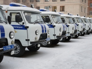 В Кемеровской области лучшие полицейские-водители получили ключи от новых служебных автомобилей