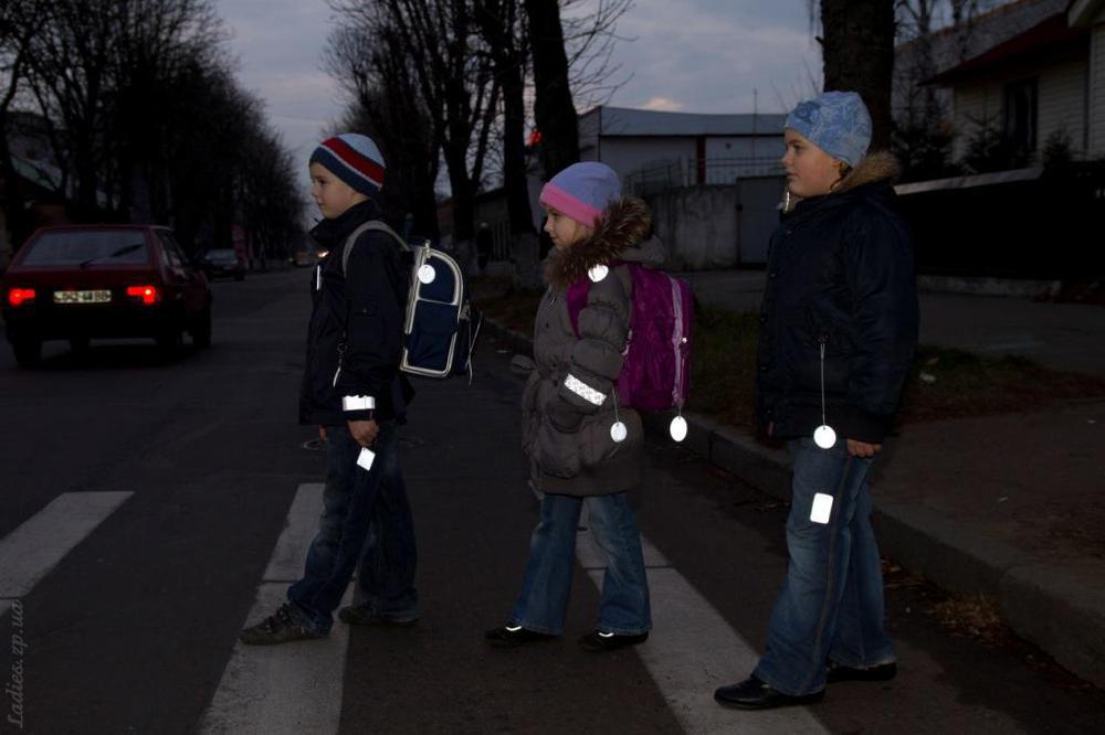 В Таштагольском районе 720 первоклассников получили светоотражающие фликеры