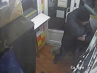 В Кемеровской области налетчик угрожал продавцу несуществующей гранатой