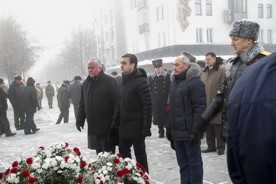 Кузбассовцы возложили цветы к монументам землякам в День неизвестного солдата