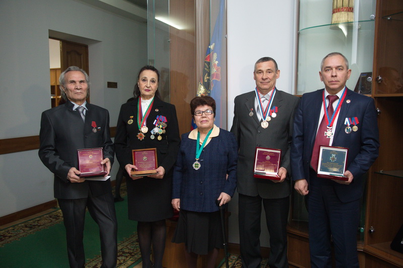 Аман Тулеев вручил высокие областные награды активистам, внесшим вклад в реабилитацию и адаптацию кузбассовцев