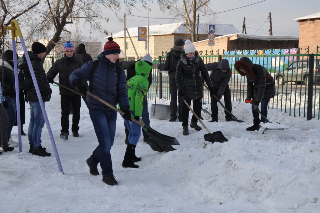 В «тулеевскую пятницу» кузбассовцы бросили все силы на борьбу со снегом и наледью 