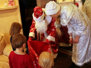 В Кемерово «Полицейский Дед Мороз» пришел в гости к детям из неблагополучных семей