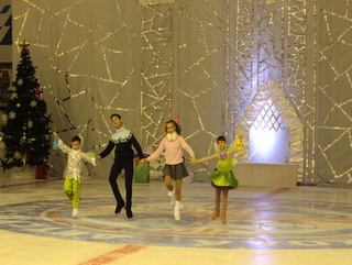 В Кемеровской области ледовое шоу «Рождественская сказка» бесплатно посмотрели 1 тыс. детей