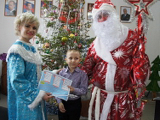 В Кемеровской области Дед Мороз поздравил с праздником детей сотрудников полиции