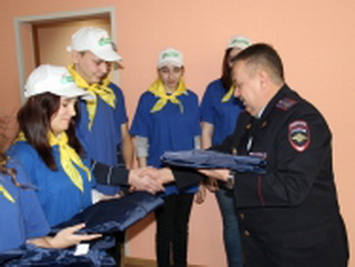В Кемеровской области полицейские вручили форменную одежду бойцам поисково-спасательного отряда «Барс»