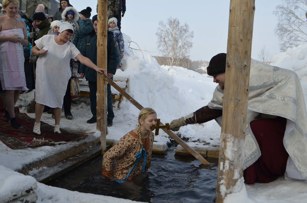 Более 53 тыс. кузбассовцев приняли участие в крещенских купаниях