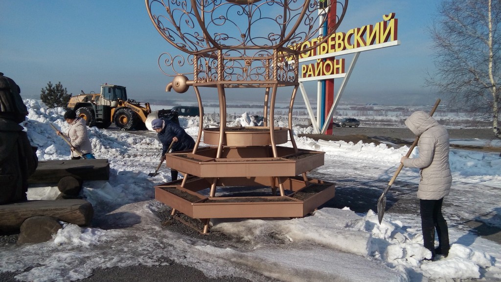 Более 30 тыс. кузбассовцев очищали кровли от сосулек, вывозили снег и боролись с наледью в «тулеевскую пятницу»