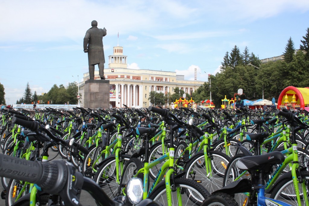 1 200 новых велосипедов получили кузбасские дети за достижения в учёбе, творчестве, спорте