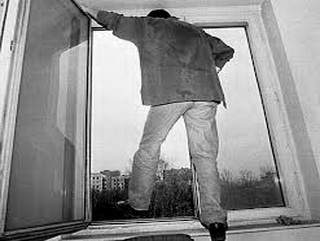 В Кемерово пьяный мужчина вывалился из окна пятого этажа