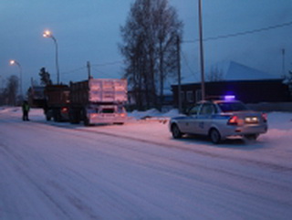 В Кузбассе сотрудники госавтоинспекции оказали помощь замерзающим водителям