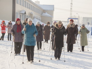 Мастер-класс по скандинавской ходьбе для людей старшего поколения прошел Березовском Кемеровской области
