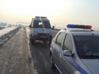 В Кузбассе сотрудники госавтоинспекции пришли на помощь мужчине, который замерзал на трассе