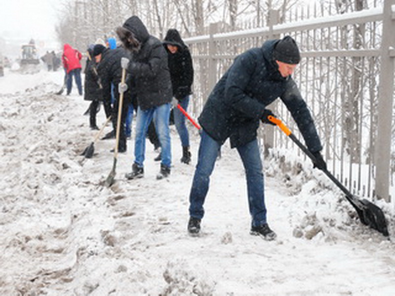 Кузбассовцев откликнулись на призыв Амана Тулеева и вышли на всекузбасскую акцию по уборке снега