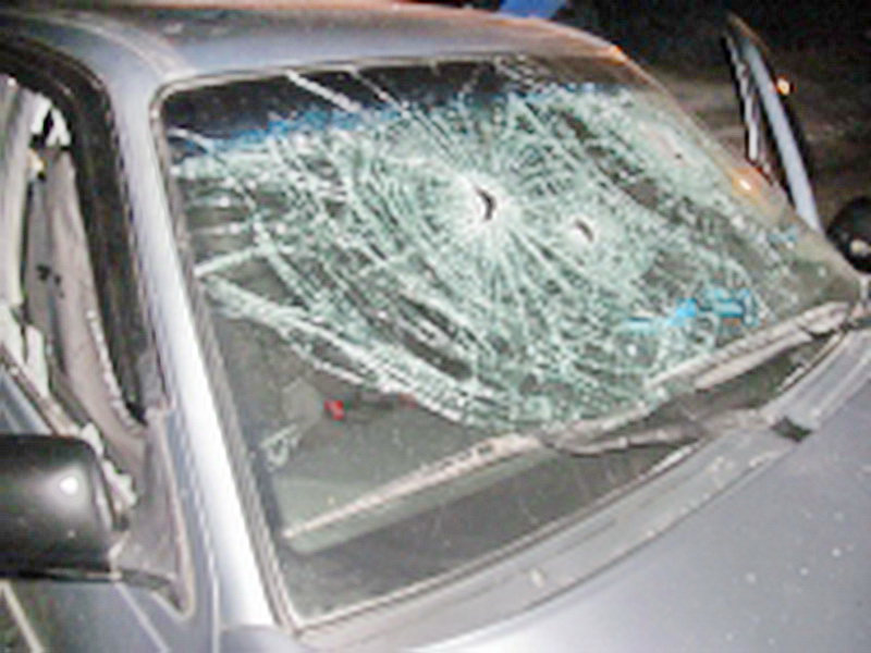 В Новокузнецке полицейские задержали злоумышленника, порубившего топором автомобиль соперника