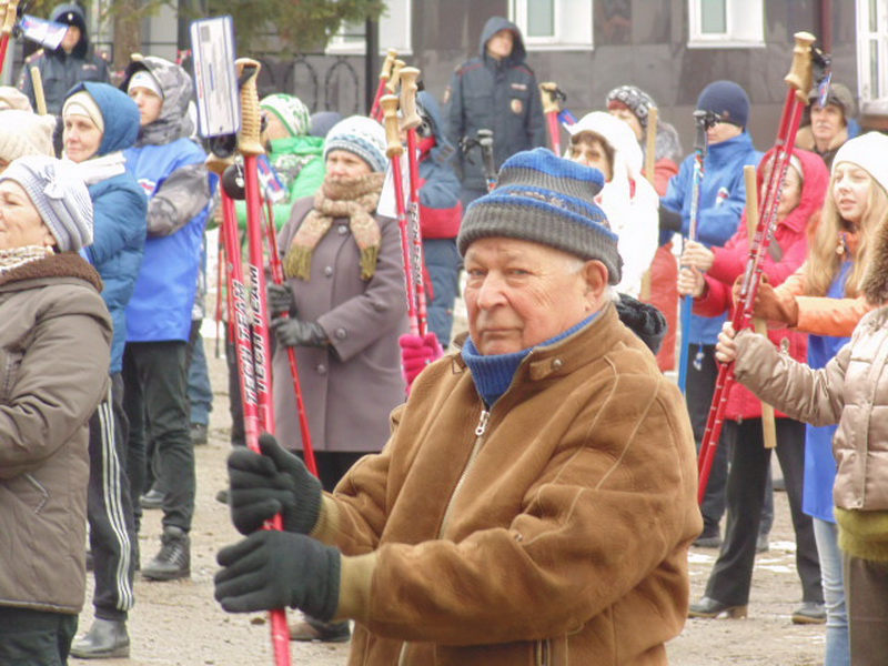 100 жителей Калтана бесплатно получили палки для скандинавской ходьбы по губернаторской программе