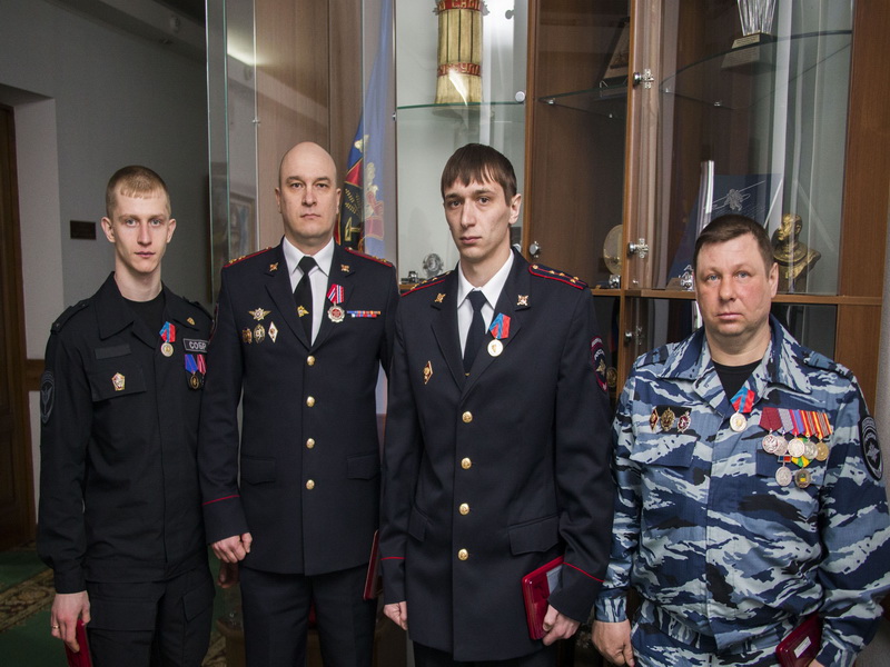    Аман Тулеев вручил областные медали особо отличившимся сотрудникам полиции.