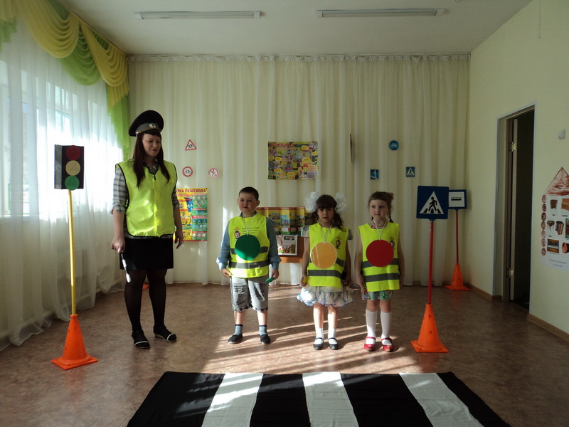 Школьники Калтана учат правила дорожного движения в стихах и песнях