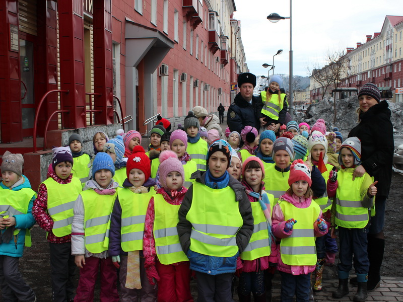 Флэш-моб «Лайк водителю!» организовали сотрудники ГИБДД и дошкольники в Междуреченске