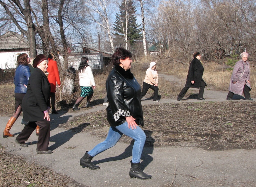 Активисты здравоохранения Белова проводят зарядку на свежем воздухе и на рабочих местах